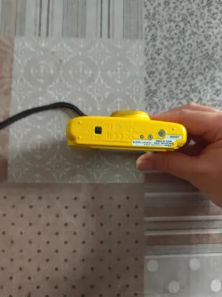 Nikon Coolpix S33 amarilla con tarjeta 4Gb