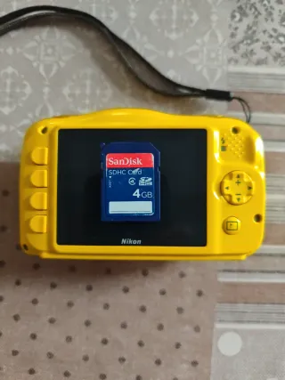 Nikon Coolpix S33 amarilla con tarjeta 4Gb