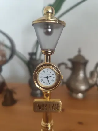 Farola decorativa con reloj