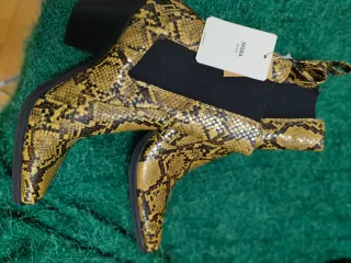 Botines cowboy, puntera, animal print serpiente