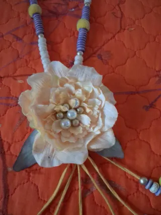 Colgante largo con flor y mariposa