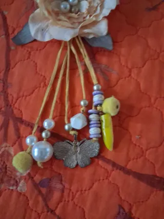 Colgante largo con flor y mariposa