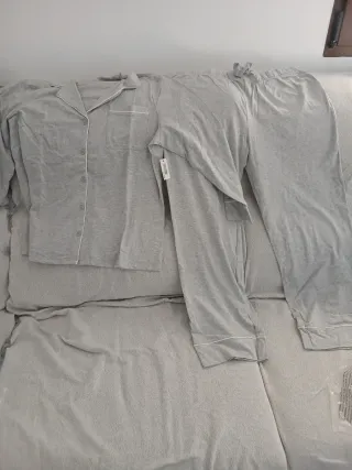 Pijama gris nuevo con etiqueta