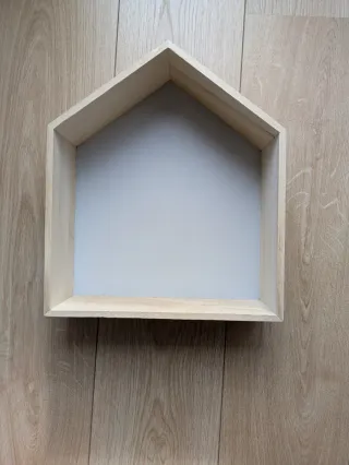 Estante de madera con forma de casa beige/gris