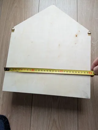 Estante de madera con forma de casa beige/gris