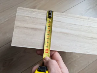 Estante de madera con forma de casa beige/gris