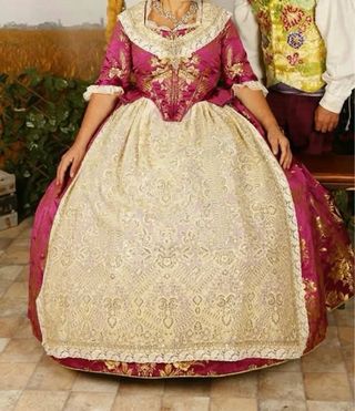 Traje de fallera. Estrecho de Artextil.Perfecto.