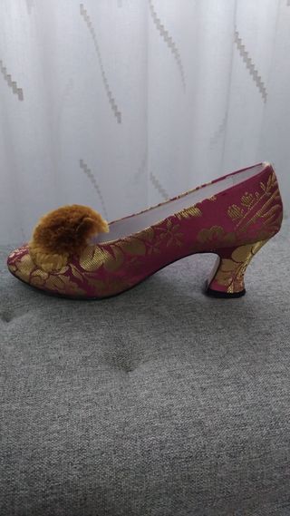 Traje de fallera. Estrecho de Artextil.Perfecto.