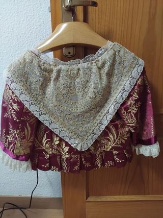 Traje de fallera. Estrecho de Artextil.Perfecto.