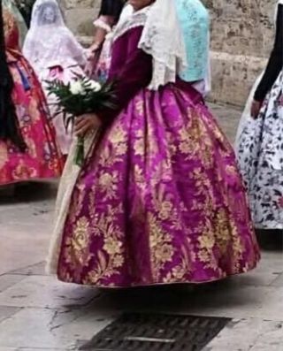 Traje de fallera. Estrecho de Artextil.Perfecto.