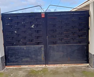 Puerta doble de hierro