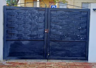 Puerta doble de hierro