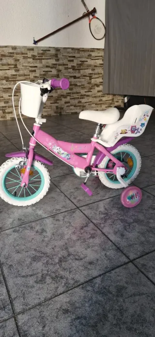 Bicicleta infantil rosa con ruedines