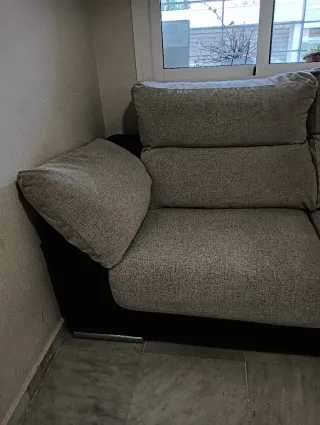 Sofá 2 plazas beige y marrón en muy buen estado.