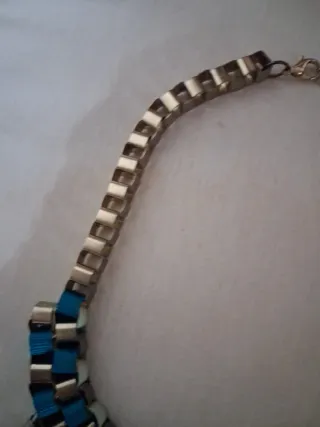 Gargantilla tipo collar egipcio. En dorado y cinta