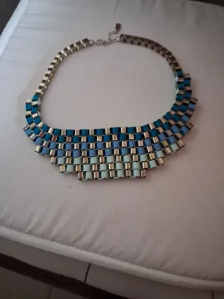 Gargantilla tipo collar egipcio. En dorado y cinta