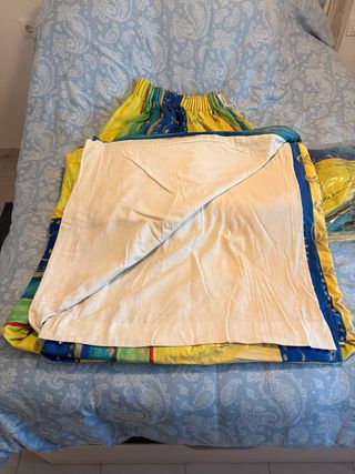 Set di tende con design azzurro e giallo