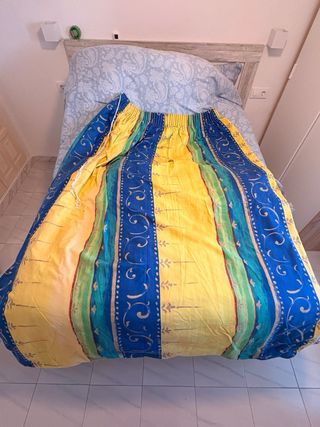 Set di tende con design azzurro e giallo