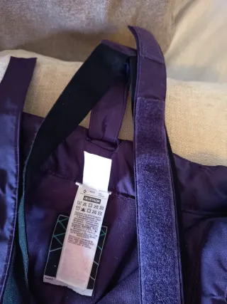 Pantalón neve Decathlon taglia 14 o XS colore viola scuro. Con bretelle rimovibili. 2 usi. Come nuovo.