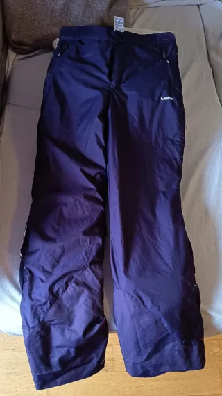 Pantalón neve Decathlon taglia 14 o XS colore viola scuro. Con bretelle rimovibili. 2 usi. Come nuovo.