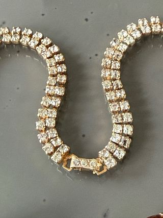 Collana vintage in metallo dorato con strass