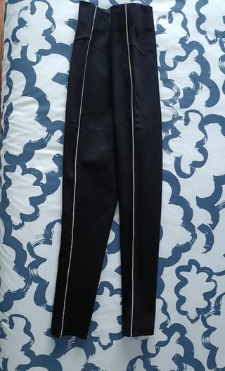 Pantalón negro con pedrería
