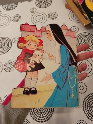 Cuento troquelado del 1976, Pitusa va al colegio