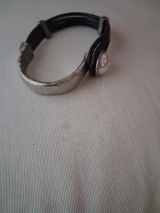 Pulsera en metal plateado perla y cuero.