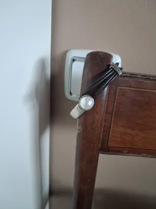 Pulsera en metal plateado perla y cuero.