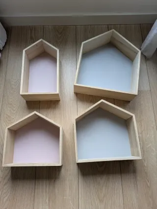 Estante de madera fondo rosa forma de casita