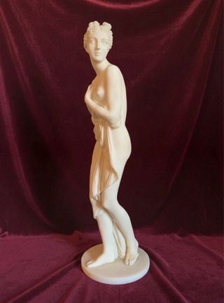 Statua in pietra Venere