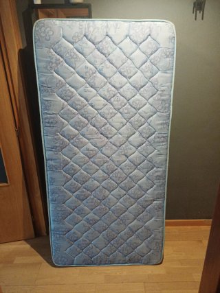 Somier con patas y colchón de 80.