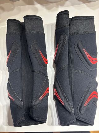 Rodilleras Kempa Negras con Detalles Rojos