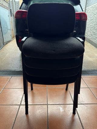 4 Sillas de oficina negras apilables