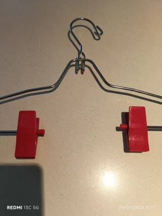 Percha de metal con pinzas rojas