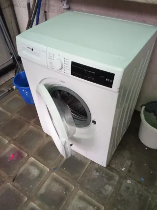 Nevera y lavadora blanca