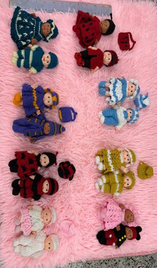 Lote de 12 muñecas tejidas a mano