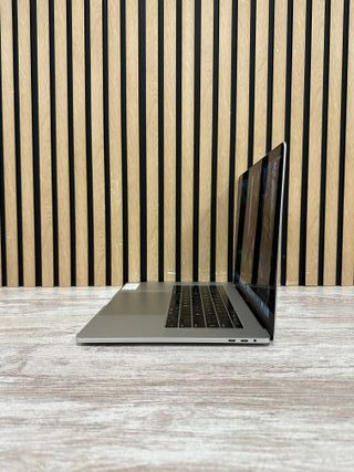 MacBook Pro 15" 2018 i9 16gb 1tb SSD