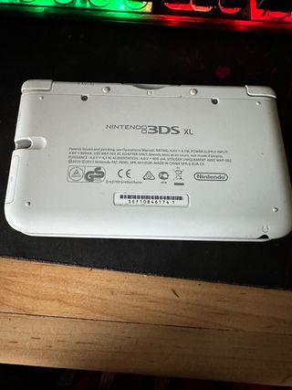 Nintendo 3ds XL blanca y 4 juegos