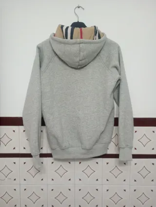 Sudadera con cremallera color gris con capucha