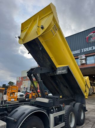 SCANIA R480 DUMPER DE OBRA CAMION 8X4
