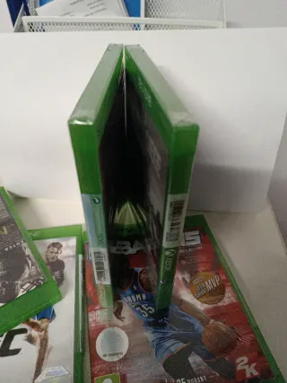 Pacchetto 5 Giochi Xbox One: UFC, NBA 2K15, WWE 2K20, Tom Clancy's Rainbow Six Siege e The Evil Within