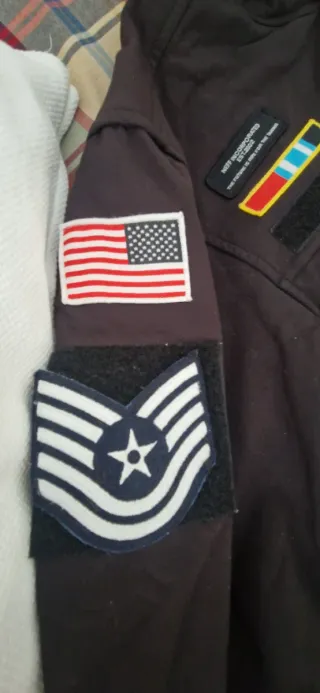 Chaqueta NEFF militar con parches TALLA M