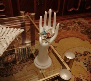 Mano para anillos