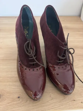 Zapatos burdeos , marca Patricia Miller.