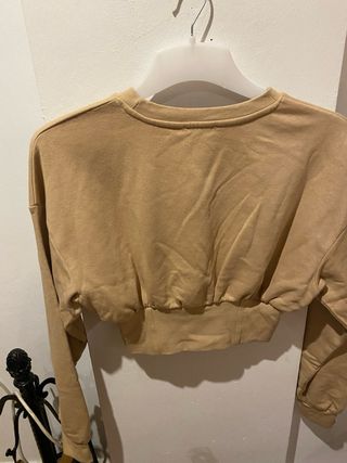 Sudadera beige Bershka cropped