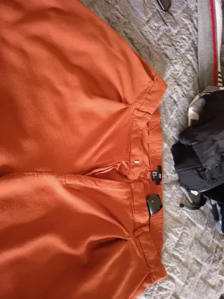Pantalón de pata ancha color teja de h&m. Talla46