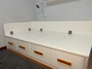 Cama individual con cuatro cajones