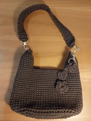 Borsa uncinetto marrone tracolla e mano