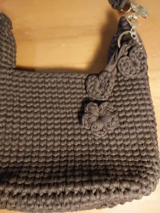 Borsa uncinetto marrone tracolla e mano